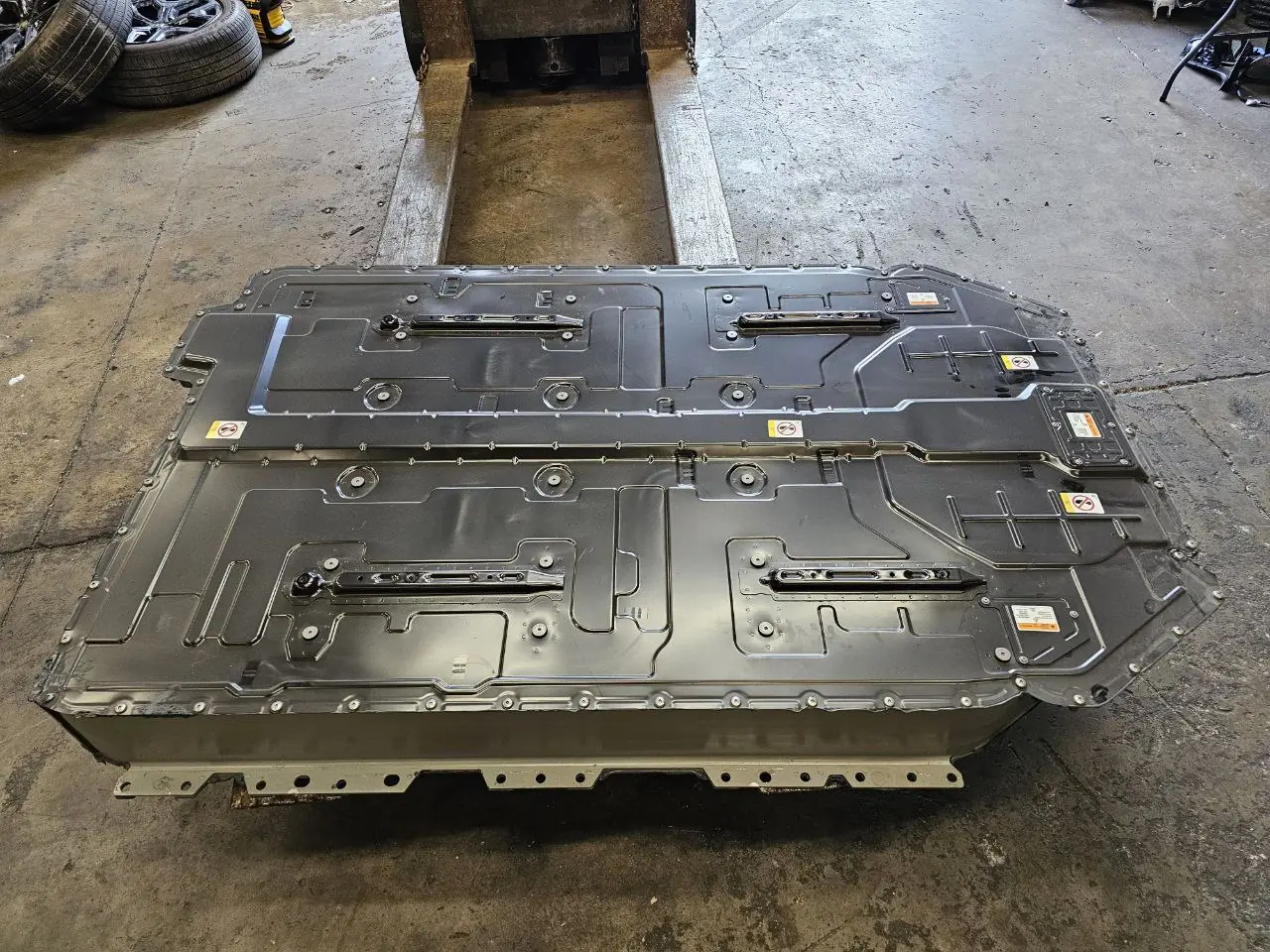 Rivian R1T Large pack on the Munro-based teardown, 141.1 kWh total (135 kWh usable) battery pack