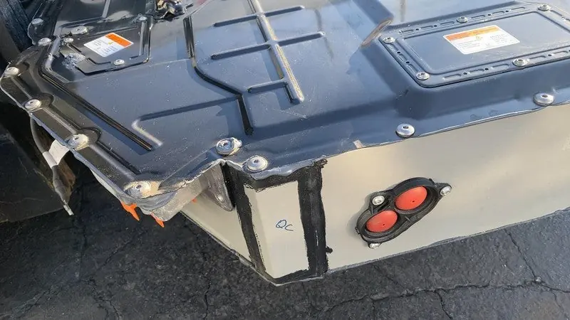 Rivian R1T Large pack on the Munro-based teardown, 141.1 kWh total (135 kWh usable) battery pack