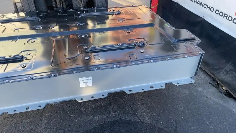 Rivian R1T Large pack on the Munro-based teardown, 141.1 kWh total (135 kWh usable) battery pack